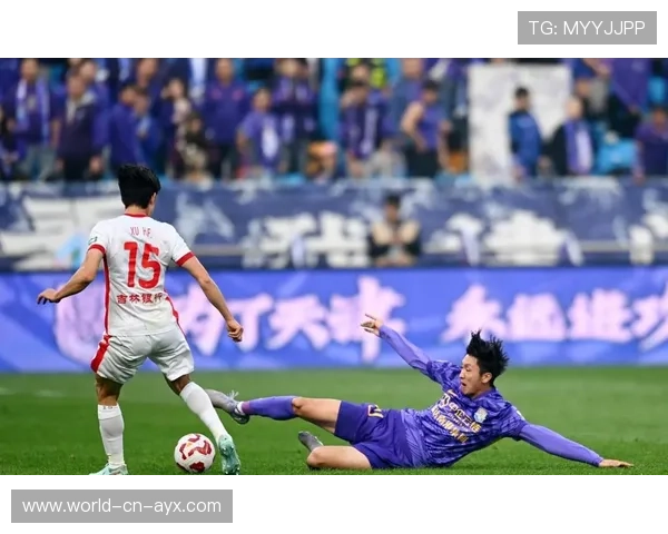 武汉三镇菲尔米诺二次逼抢成功，断球后直塞送单刀